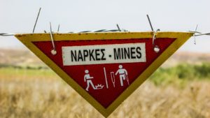 Ναρκοθετώντας τον μοναδικό δρόμο
